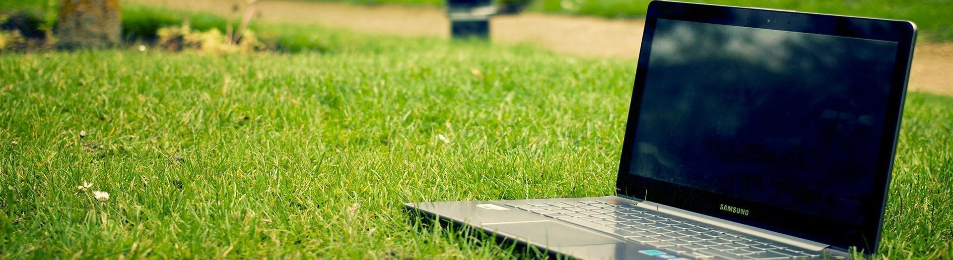 laptop-notebook-grass-meadow-1c6fa79c Maatwerk Portaal | BRIGHT Software B.V.
